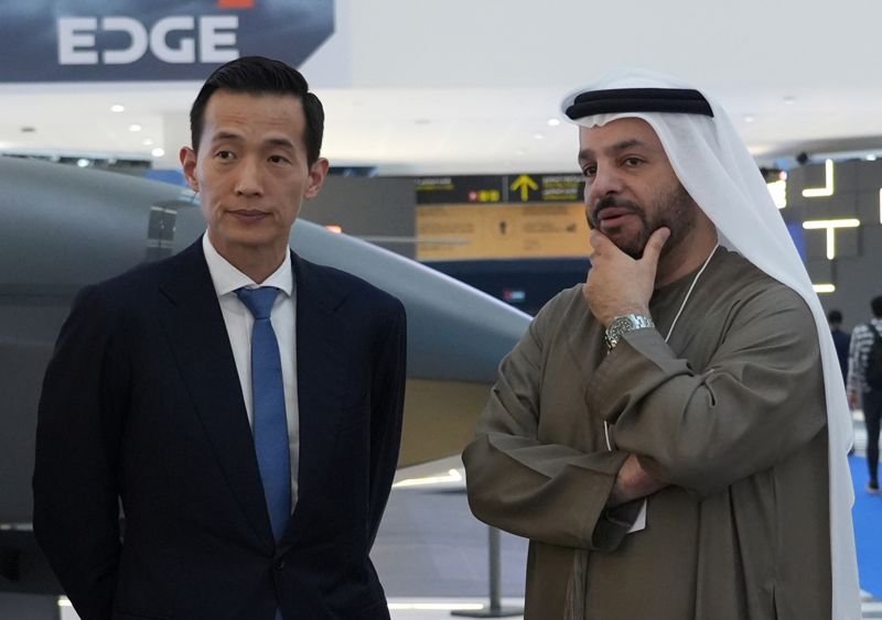 김동관 한화그룹 부회장(왼쪽)이 지난 2월 17일(현지시간) 아랍에미리트(UAE)에서 열린 방위산업 전시회 IDEX 2025에서 파이살 알 반나이 EDGE 그룹 CEO와 업무 미팅을 하고 있다. <span id='_stock_code_012450' data-stockcode='012450'>한화에어로스페이스</span> 제공