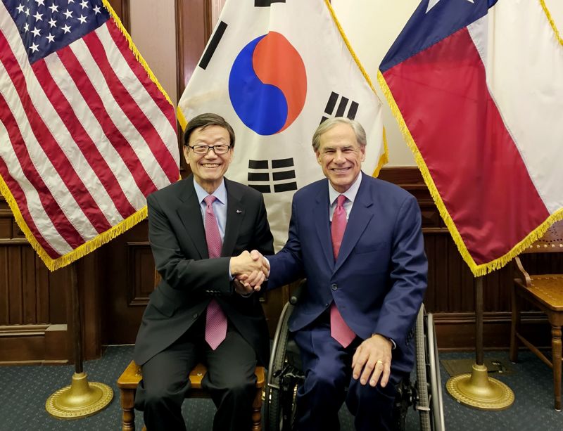 지난 19일 미국 텍사스에서 윤진식 한국무역협회 회장(왼쪽)과 그레그 애벗 텍사스 주지사가 면담을 마치고 기념 사진을 찍고 있다. 무협 제공