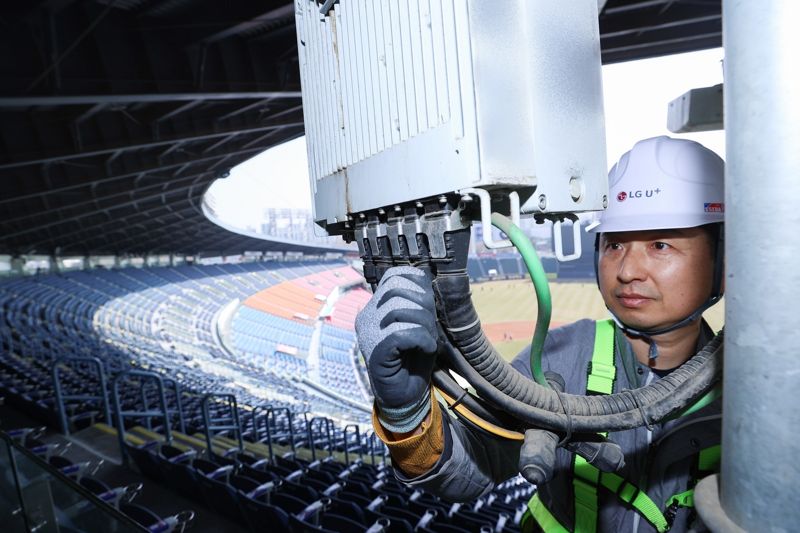 2025 <span id='_stock_code_005450' data-stockcode='005450'>신한</span> SOL 뱅크 KBO리그 개막을 앞둔 지난 21일 서울 잠실야구장에서 <span id='_stock_code_003550' data-stockcode='003550'>LG</span>유플러스 관계자가 장비를 점검하고 있다. <span id='_stock_code_032640' data-stockcode='032640'>LG유플러스</span> 제공