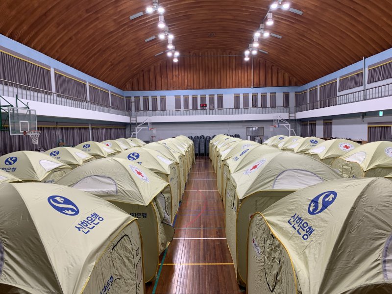 신한금융그룹이 최근 울산&middot;경북&middot;경남지역에서 발생한 산불로 큰 피해를 입은 주민들의 신속한 복구 및 구호 활동, 진화 과정에서 순직하거나 부상을 입은 진화 <span id='_stock_code_007680' data-stockcode='007680'>대원</span> 및 공무원을 지원하기 위해 종합금융지원을 실시한다고 23일 밝혔다. 사진은 대피소에 설치된 텐트의 모습. 신한금융 제공