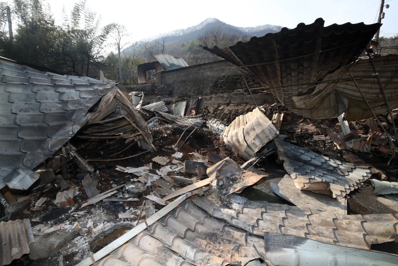경남 산청 대형 산불이 사흘째로 접어든 23일 오후 산청군 시천면 외공마을 민가가 불에 타 있다. 뉴스1화상