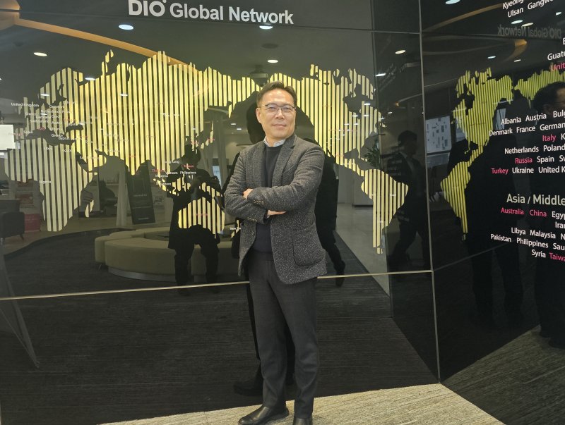 김종원 디오 대표가 디오 해운대 센텀에 있는 본사 사업 홍보관에서 포즈를 취하고 있다. 사진=변옥환 기자