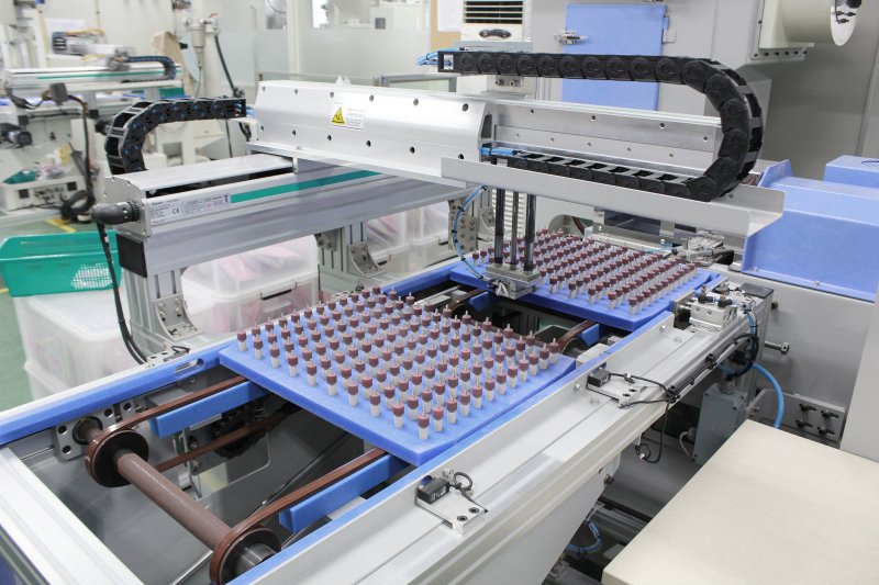 ▲디오 부산 해운대구 본사에 설치된 디지털 임플란트 기기 생산설비 모습. 공장 생산설비는 대부분이 자동화돼 있다. ㈜디오 제공