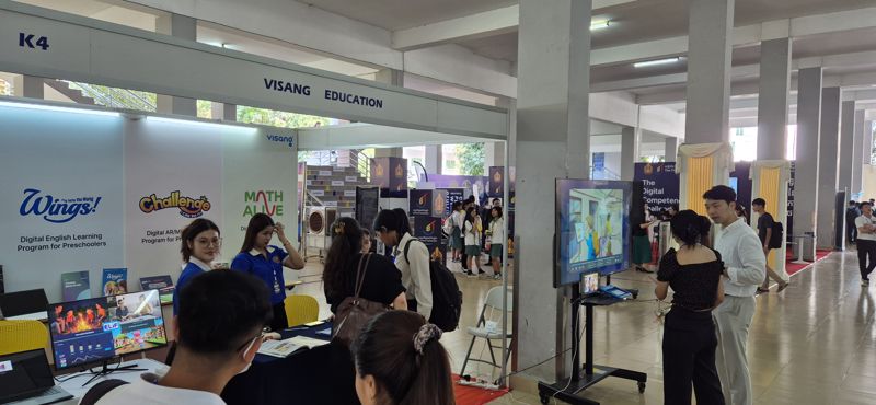 <span id='_stock_code_100220' data-stockcode='100220'>비상교육</span>이 캄보디아 국립공과대학(ITC)에서 열린 ‘제1회 캄보디아 에듀테크 서밋’에 참가해 단독 부스에서 제품을 소개하고 있다. 비상교육 제공