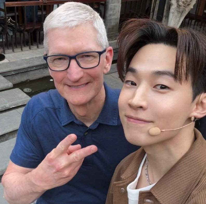 중국을 방문한 애플 CEO 팀 쿡이 23일 가수 헨리와 베이징의 자금성 등을 다니면서 함께 찍은 사진. 헨리 SNS 캡처 뉴시스