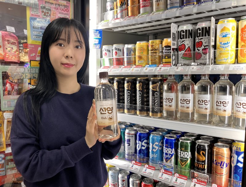 모델이 편의점 GS25에서 지난달 출시한 '선양오크소주'를 선보이고 있다. <span id='_stock_code_007070' data-stockcode='007070'>GS리테일</span> 제공
