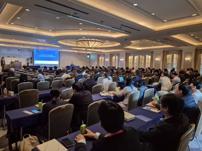 지난 22일 AOPMC 런천 심포지엄에서 서울의대 신경과학 교실 이지영 교수가 발표하고 있다. 젬벡스앤카엘 제공