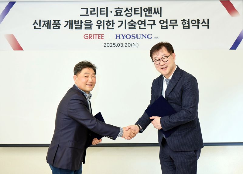 <span id='_stock_code_204020' data-stockcode='204020'>그리티</span> 사업본부 총괄본부장 장성민 부사장(왼쪽), <span id='_stock_code_298020' data-stockcode='298020'>효성티앤씨</span> 임장규 상무(CMO)가 20일 그리티 본사에서 양사간 협력 관계 구축을 위한 기술 연구 업무 협약을 맺은 후 기념 사진을 찍고 있다. 효성티앤씨제공