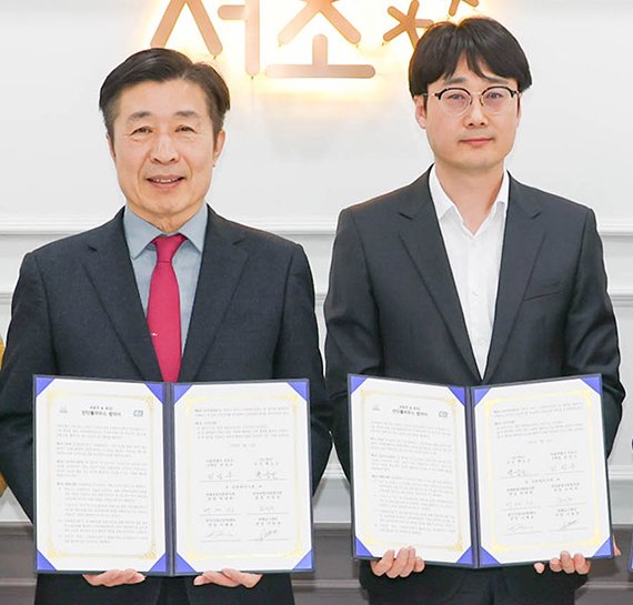지난 21일 서초구청에서 열린 반딧불하우스 협약식에서 백승근 <span id='_stock_code_002380' data-stockcode='002380'>KCC</span> 수석(오른쪽)과 전성수 서초구청장이 기념촬영을 하고 있다. KCC 제공