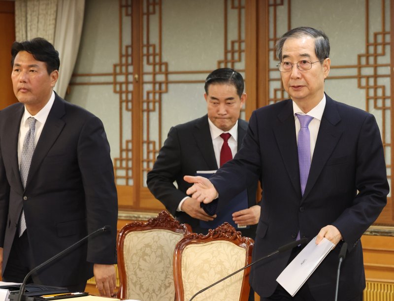[서울&#x3D;뉴시스] 조수정 기자 &#x3D; 헌법재판소 탄핵 기각으로 직무에 복귀한 한덕수 대통령 권한대행 국무총리가 24일 정부서울청사에서 국가안전보장회의(NSC)를 주재하기 위해 회의실로 입장하고 있다. 오른쪽부터 한 대통령 권한대행, 신원식 국가안보실장, 김태효 안보1차장. 2025.03.24. chocrystal@newsis.com &lt;저작권자ⓒ 공감언론 뉴시스통신사. 무단전재-재배포 금지.&gt; &#x2F;사진&#x3D;뉴시스화상