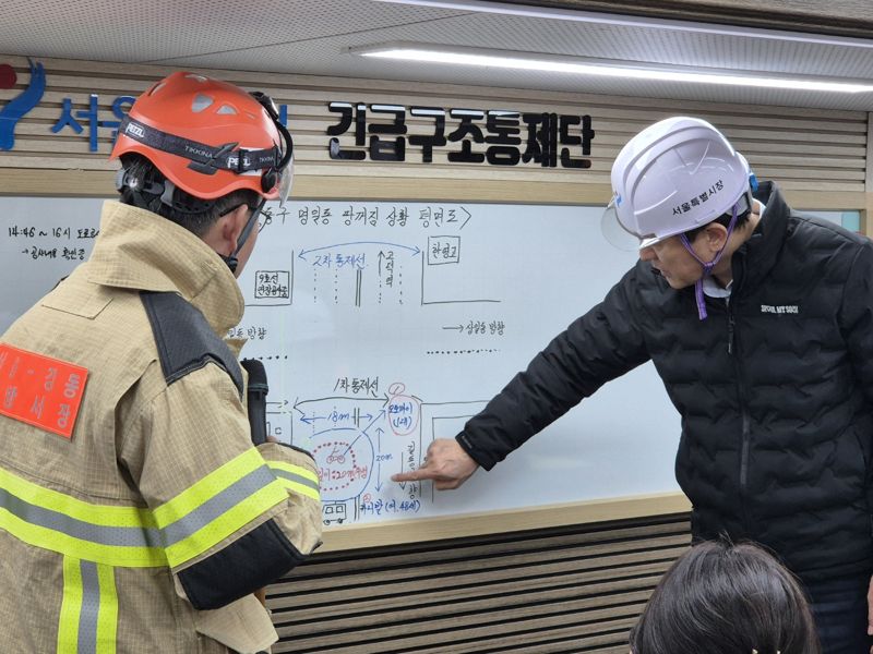 24일 강동구 명일동에서 발생한 땅꺼짐 현장을 찾은 오세훈 서울시장이 서울시 재난현장지휘차량에서 상황을 보고받고 있다. 서울시 제공