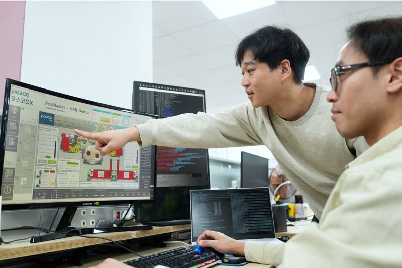 <span id='_stock_code_022100' data-stockcode='022100'>포스코DX</span> 기술연구소 소속 개발자 직원들이 신규 개발된 포스마스터(PosMaster)-인간기계 인터페이스(HMI) 윈도우 화면을 모니터링하고 있다. 포스코DX 제공