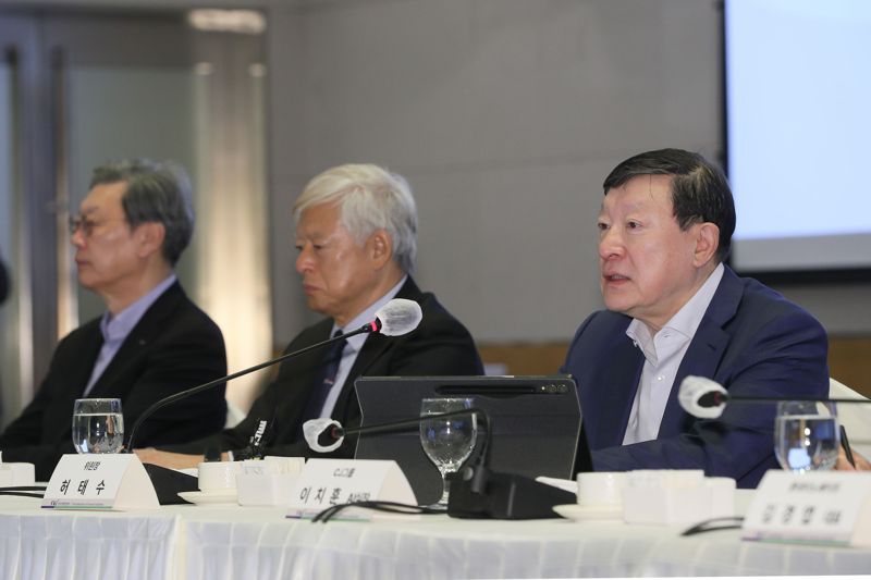 허태수 AI 혁신위원회 위원장(GS 회장&middot;오른쪽 첫번째)이 25일 서울 영등포구 FKI타워 컨퍼런스센터에서 열린 'AI 혁신위원회 출범회의'에서 인사말을 하고 있다. 한경협 제공