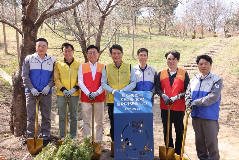 이상훈 한국산업단지공단 이사장(왼쪽 네 번째)이 25일 포항국가산업단지에서 진행한 식목행사에서 참석자들과 기념 촬영을 하고 있다. 한국산업단지공단 제공