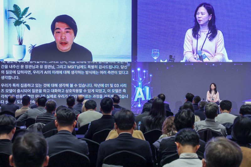 제이슨 권 오픈AI 최고전략책임자(CSO)가 25일 서울 중구 롯데호텔에서 열린 'AI 글로벌 콘퍼런스'에서 화상을 통해 오혜연 카이스트(KAIST) 전산학부 교수의 질문에 답하고 있다. 뉴스1