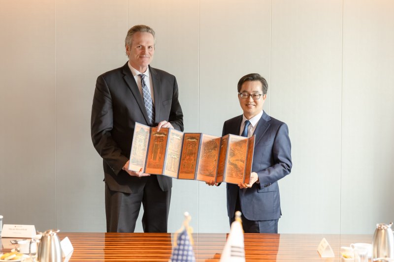 [수원=뉴시스] 25일 오전 서울 더플라자호텔에서 김동연 경기도지사가 마이크 던리비(Mike Dunleavy) 미국 알래스카 주지사와 면담을 하고 기념 촬영을 하고 있다. (사진=경기도 제공) 2025.03.25. photo@newsis.com *재판매 및 <span id='_stock_code_012030' data-stockcode='012030'>DB</span> 금지 /사진=뉴시스