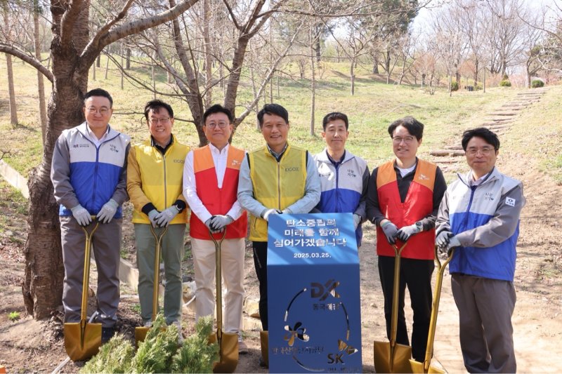 이상훈 한국산업단지공단 이사장(왼쪽 네 번째)이 25일 포항국가산업단지에서 진행한 식목행사에서 참석자들과 기념 촬영을 하고 있다. 한국산업단지공단 제공