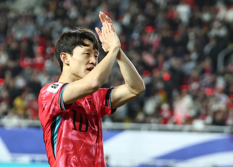 25일 오후 경기 수원월드컵경기장에서 열린 2026 국제축구연맹(FIFA) 북중미 월드컵 아시아 3차 예선 B조 8차전 대한민국과 요르단의 경기, 대한민국 이재성이 선제골을 넣고 동료들과 기뻐하고 있다.뉴스1