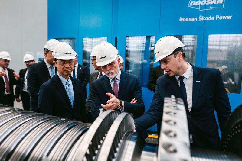 페트르 파벨 체코 대통령(왼쪽 두번째)과 손승우 <span id='_stock_code_034020' data-stockcode='034020'>두산에너빌리티</span> 파워서비스BG장(왼쪽 첫번째)이 지난 25일(현지시간) 체코 플젠에 위치한 두산스코다파워를 방문해 증기터빈을 살펴보고 있다. 두산에너빌리티 제공