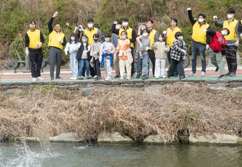 <span id='_stock_code_294870' data-stockcode='294870'>HDC현대산업개발</span> 서울원 아이파크 현장 직원들과 지역주민 10여 명은 25일 서울시 노원구 중랑천 일대에서 EM흙공을 직접 만들어 중랑천 주변에 던지고 주변 환경을 깨끗하게 정리하는 플로깅 봉사활동을 진행했다. HDC현대산업개발 제공