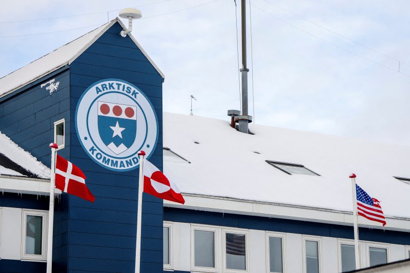 지난 14일(현지시간) 덴마크 누크의 덴마크 북극군 사령부에 덴마크와 그린란드, 미국의 깃발이 게양된 모습.로이터연합뉴스