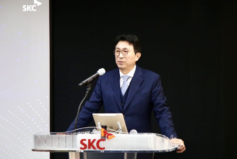 박원철 SKC 대표이사가 26일 서울 종로구 본사 6층에서 제52기 정기 주주총회를 진행하는 모습. SKC 제공 
