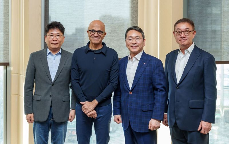 김동명(왼쪽부터) <span id='_stock_code_003550' data-stockcode='003550'>LG</span>에너지솔루션 사장, 사티아 나델라 마이크로소프트(MS) 최고경영자(CEO), 조주완 <span id='_stock_code_066570' data-stockcode='066570'>LG전자</span> CEO, 현신균 LG CNS 대표가 26일 서울 모처에서 AI 사업에 관한 협력 방안을 논의한 뒤 기념촬영하고 있다. SNS 캡처