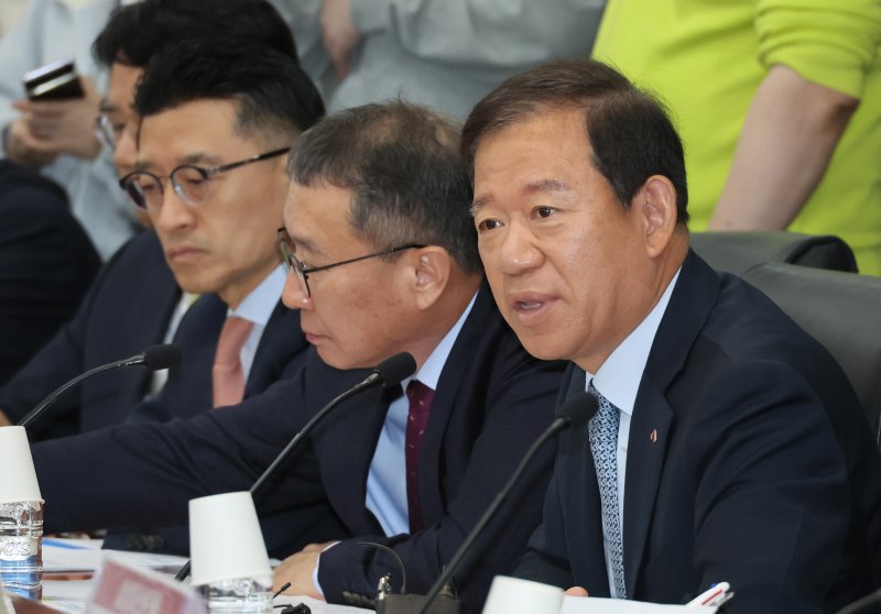 인사말 하는 서유석 금융투자협회장 (서울=연합뉴스) 이정훈 기자 = 서유석 금융투자협회장이 26일 서울 여의도 금투센터에서 열린 국민의힘-금융투자업계 현장 간담회에서 인사말을 하고 있다. 2025.3.26 uwg806@yna.co.kr (끝)