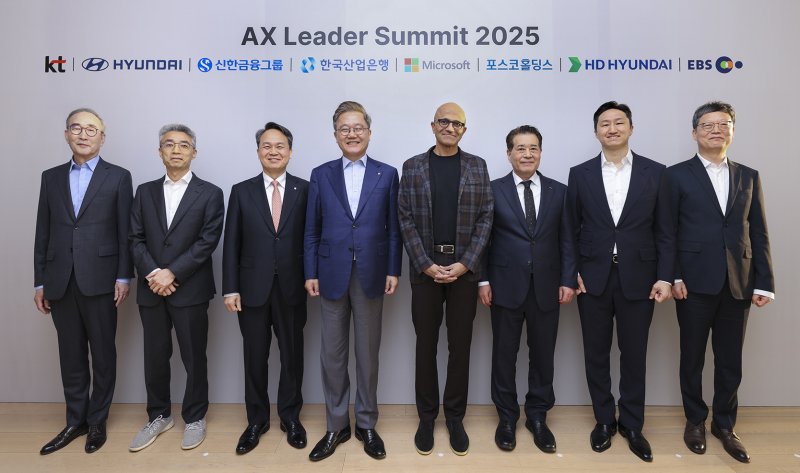 지난 25일 <span id='_stock_code_030200' data-stockcode='030200'>KT</span>가 서울 종로구 KT 광화문 사옥에서 개최한 'AX 리더 써밋 2025'에서 사티아 나델라 CEO와 국내 대기업 경영 리더들이 기념촬영하고 있다. 왼쪽부터 김영섭 KT 대표, 송창현 현대자동차그룹 사장, 진옥동 신한금융지주 회장, 강석훈 한국산업은행 회장, 사티아 나델라 마이크로소프트 CEO, 장인화 포스코그룹 회장, 정기선 <span id='_stock_code_267250' data-stockcode='267250'>HD현대</span> 수석부회장, 김유열 EBS 사장. KT 제공
