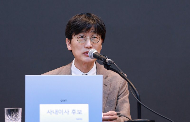 사내이사로 복귀한 이해진 네이버 창업자가 26일 경기도 성남 네이버 그린팩토리에서 열린 제26기 네이버 정기 주주총회에서 발언하고 있다.