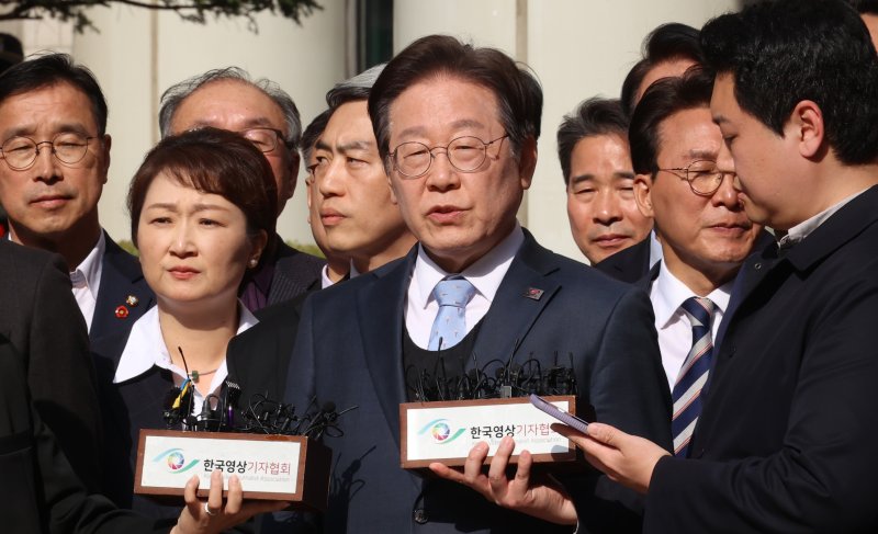 공직선거법 위반 항소심에서 무죄를 선고받은 이재명 더불어민주당 대표가 26일 오후 서울 서초구 서울고법에서 열린 공직선거법 위반 혐의 2심 선고 공판을 마친 뒤 입장을 밝히고 있다. /사진=뉴스1