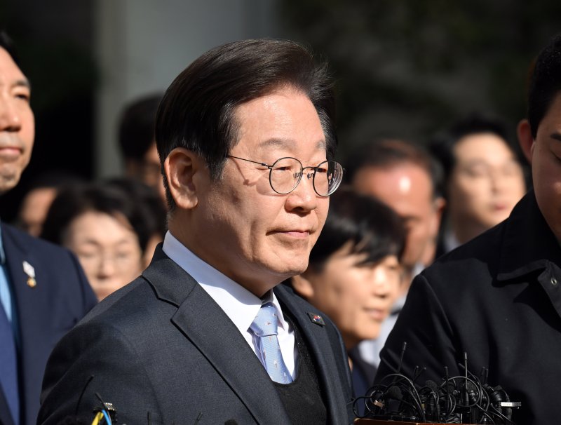 이재명 더불어민주당 대표가 26일 오후 서울 서초구 서울고등법원에서 열린 공직선거법 위반 혐의 항소심 선고 공판을 마치고 나오고 있다. 앞서 1심 재판부는 지난해 11월 이 대표에게 징역 1년에 집행유예 2년을 선고받았던 이 대표는 금일 2심에서는 무죄 선고를 받았다. /사진=뉴스1