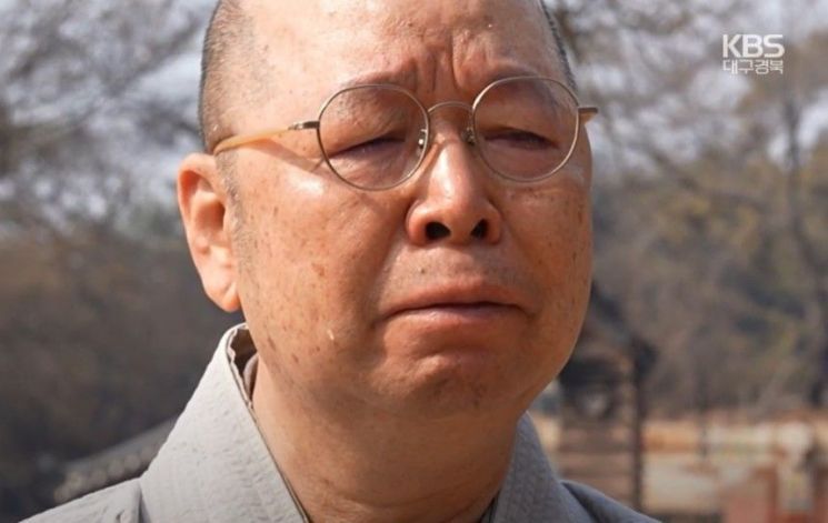 경북 의성 천년 고찰 운람사 전소에 도륜 스님이 눈물을 흘리고 있다. KBS