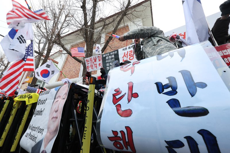 윤석열 대통령 지지자들이 20일 오전 서울 종로구 헌법재판소 앞에서 윤 대통령 탄핵 기각을 촉구하고 있다. 사진은 기사 본문과 무관함. /사진=뉴스1화상
