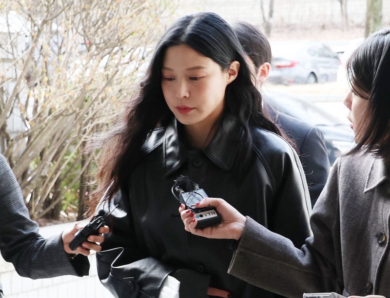 [서울&#x3D;뉴시스] 이영환 기자 &#x3D; 입시비리 혐의로 재판을 받고 있는 조민 씨가 26일 오후 서울 서초구 서울중앙지방법원에서 열린 항소심 1차 공판에 출석하고 있다. (공동취재) 2025.03.26. photo@newsis.com &#x2F;사진&#x3D;뉴시스