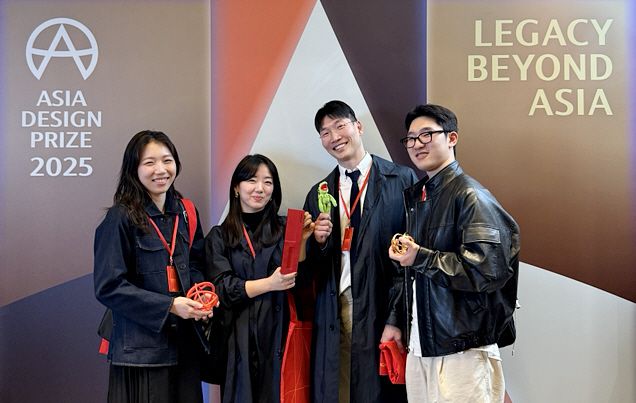 <span id='_stock_code_034730' data-stockcode='034730'>SK</span>디앤디 공간컨텐츠 Part 강시영, 박해연, 이승준, 석재경 매니저(왼쪽부터)가 26일 서울 포시즌스 호텔에서 열린 '2025 아시아 디자인 프라이즈' 시상식에서 수상 후 기념 사진을 촬영하고 있다. <span id='_stock_code_210980' data-stockcode='210980'>SK디앤디</span> 제공