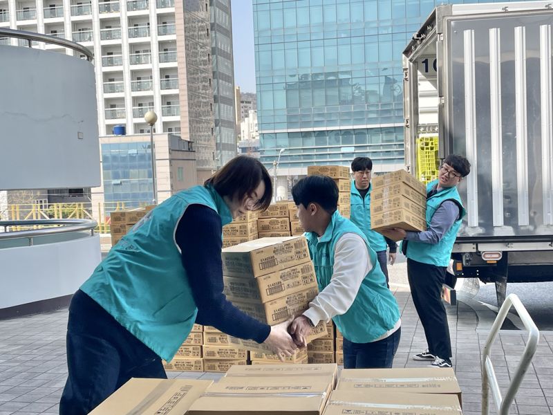 26일 부산항만공사 임직원들이 BPA 희망곳간 16개점에 전달될 제과류를 분류하고 있다. 공사 제공 