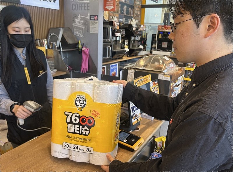 <span id='_stock_code_139480' data-stockcode='139480'>이마트</span>24가 초저가 프로젝트 '상상의끝' 비식품 첫 제품 '7600롤티슈. 이마트24 제공