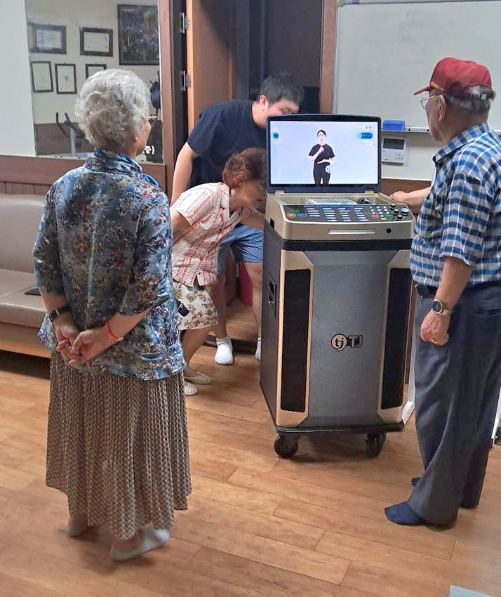 광명시 스마트 경로당에서 어르신들이 TJ미디어 노래반주기 'M2'를 사용하고 있다. TJ미디어 제공