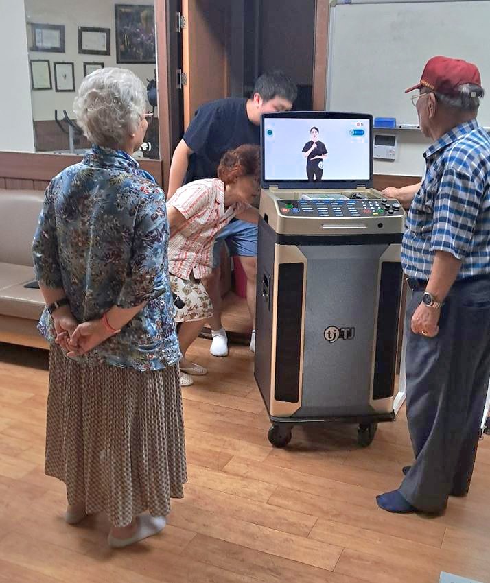 광명시 스마트 경로당에서 어르신들이 TJ미디어 노래반주기 'M2'를 사용하고 있다. TJ미디어 제공