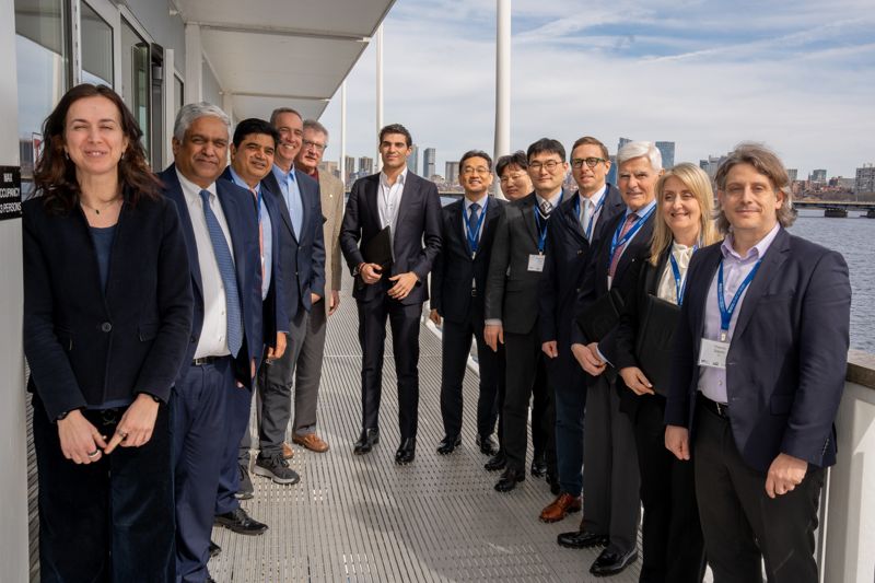 장광필 <span id='_stock_code_009540' data-stockcode='009540'>HD한국조선해양</span> 미래기술연구원장(오른쪽 일곱번째), 테미스 삽시스 메사추세스공과대학(<span id='_stock_code_038340' data-stockcode='038340'>MIT</span>) 해양공학센터장(오른쪽 첫번째) 및 관계자들이 지난 18일(현지시간) MIT에서 '조선해양 컨소시엄' 발족식에 참여해 기념촬영을 하고 있다. HD한국조선해양 제공