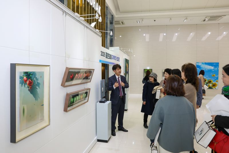 <span id='_stock_code_033920' data-stockcode='033920'>무학</span>은 창원시 마산회원구 본사에 위치한 굿데이갤러리에서 2025 좋은데이 지역작가 초대전-김재호 작가전이 지난 27일 개막, 오는 5월 28일까지 진행된다고 28일 밝혔다. 무학 제공