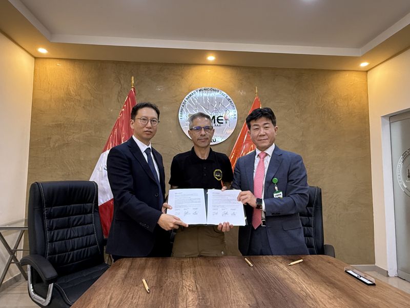 황기영 <span id='_stock_code_003620' data-stockcode='003620'>KG모빌리티</span>(KGM) 대표이사, 자파타 페루 육군 산하 국영기업 FAME S.A.C 대표, 김성남 STX 본부장(오른쪽부터)이 최근  페루 수도 리마 초시카에서 업무협약(MOU) 체결 후 기념 촬영하고 있다. KGM 제공