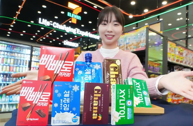 모델이 '까까맛 교통카드 4종'을 홍보하고 있다. 세븐일레븐 제공