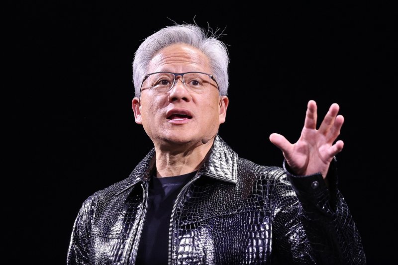 젠슨 황 엔비디아 최고경영자(CEO)가 세계 최대 IT(정보기술)·가전 전시회 'CES 2025' 개막을 하루 앞둔 1월 6일(현지시간) 미국 네바다주 라스베이거스 만달레이베이 컨벤션센터에서 기조연설을 하고 있다. 뉴스1