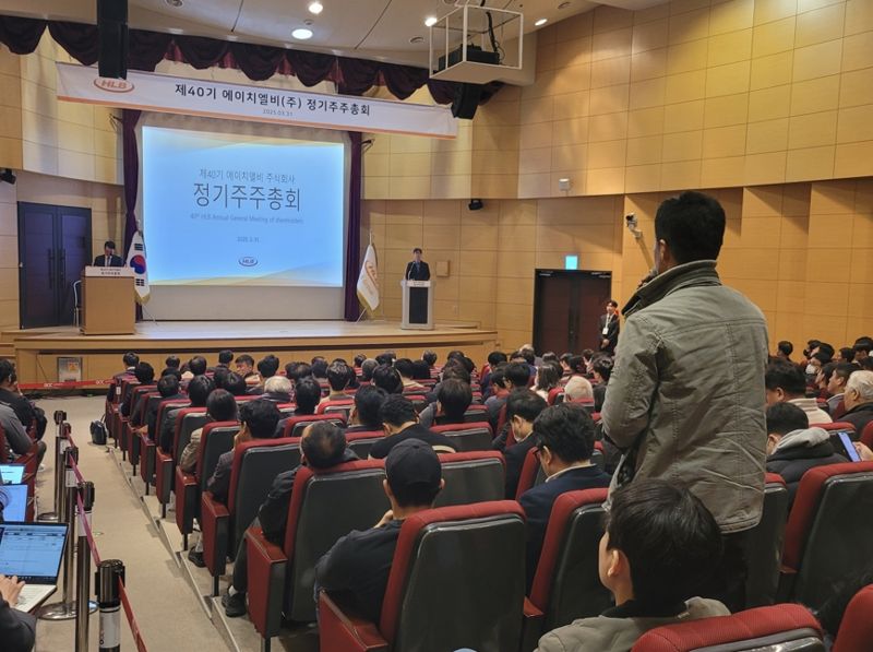 3월 31일 대전시 유성구 대전컨벤션센터에서 열린 제40회 <span id='_stock_code_028300' data-stockcode='028300'>HLB</span> 정기 주주총회에서 진양곤 HLB그룹 회장이 주주간담회에서 주주들과 질의응답을 하고 있다. HLB 제공