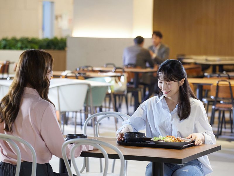 <span id='_stock_code_051500' data-stockcode='051500'>CJ프레시웨이</span> 단체급식장 '그린테리아'에서 식사하는 고객들 모습. CJ프레시웨이 제공 