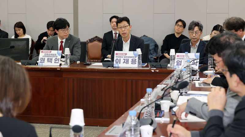 이재용 현대해상 일반보험본부장(왼쪽 두 번째)이 국민의힘 박정훈 의원실과 파이낸셜뉴스가 31일 서울 여의도 국회 제2세미나실에서 주최한 &#39;사이버보안 강화를 위한 사이버보험 활용방안&#39; 토론회에서 발언하고 있다. 사진&#x3D;서동일 기자