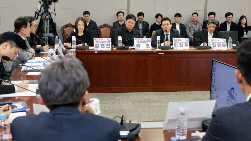 국민의힘 박정훈 의원실과 파이낸셜뉴스가 공동으로 국회의원회관에서 3월 31일 개최한 &#39;사이버보안 강화를 위한 사이버보험 활용방안&#39; 세미나 참석자들이 기업과 정부의 사이버리스크 인식 개선 방안과 제도적 보완 방안에 대해 토론하고 있다. 왼쪽부터 김연진 과학기술정보통신부 정보보호기획과장, 곽훈 한국화재보험협회 신사업전략팀장, 이강욱 <span id='_stock_code_003690' data-stockcode='003690'>코리안리</span> 신시장파트장, 김영문 한국정보통신기술협회 소장 사진&#x3D;서동일 기자