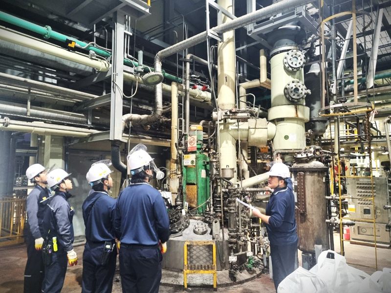 <span id='_stock_code_161000' data-stockcode='161000'>애경케미칼</span> 직원들이 안전한 업무환경을 만들기 위해 해빙기 안전점검을 실시하고 있다. 애경케미칼제공